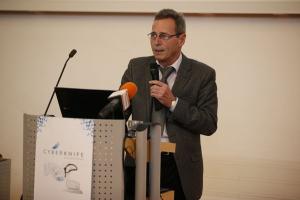 Chefarzt und leitender Arzt Neurochirurgie Priv.- Doz. Dr. med. Klaus Hamm referiert zum Thema „CyberKnife“.