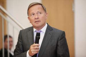 Prof. Dr. med. Dirk Eßer, ärztlicher Direktor des HELOS Klinikum, freut sich über die Eröffnung des CyberKnife Centrum Mitteldeutschland am Erfurter Standort des Klinikums der Maximalversorgung. 