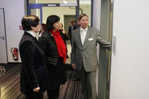 Ministerpräsidentin Christine Lieberknecht und Staatskanzleichefin Marion Walsmann werden von Andreas Mosmann, Geschäftsführer CyberKnife Centrum Mitteldeutschland, durch das Institut geführt.