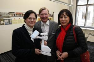 Der Geschäftsführer des CyberKnife Centrum Mitteldeutschland Andreas Mosmann präsentiert Ministerpräsidentin Christine Lieberknecht und Staatskanzleichefin Marion Walsmann ein Modell des CyberKnife-Behandlungsroboters.