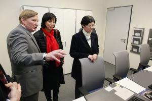 Andreas Mosmann, Geschäftsführer des CyberKnife Centrum Mitteldeutschland, führt Staatskanzleichefin Marion Walsmann und Ministerpräsidentin Christine Lieberknecht durch den Kontrollraum des Centrums.
