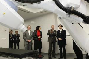 Geschäftsführer des CyberKnife Centrum Mitteldeutschland Andreas Mosmann, Staatskanzleichefin Marion Walsmann, leitender Arzt für Strahlentherapie Dr. med. Hans-Ulrich Herold und Ministerpräsidentin Christine Lieberknecht im Behandlungsraum des CyberKnife Centrum.