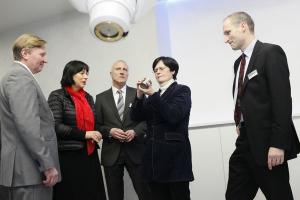 Geschäftsführer des CyberKnife Centrum Mitteldeutschland Andreas Mosmann, Staatskanzleichefin Marion Walsmann, Dr. med. Hans-Ulrich Herold, leitender Arzt für Strahlentherapie, Ministerpräsidentin Christine Lieberknecht und Medizinphysiker Gunnar Surber bei der Betrachtung eines Bestrahlungsaufsatzes des CyberKnife-Systems.
