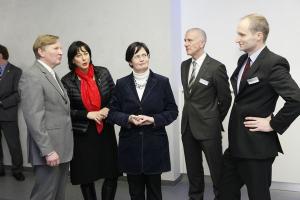Andreas Mosmann, Geschäftsführer CyberKnife Centrum Mitteldeutschland, Staatskanzleichefin Marion Walsmann, Ministerpräsidentin Christine Lieberknecht, Dr. med. Hans-Ulrich Herold, leitender Arzt für Strahlentherapie, und Medizinphysiker Gunnar Surber im Gespräch.