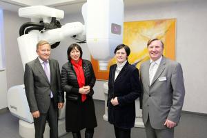 Prof. Dr. med. Dirk Eßer, ärztlicher Direktor des HELIOS Klinikum Erfurt, Staatskanzleichefin Marion Walsmann, Ministerpräsidentin Christine Lieberknecht und Geschäftsführer des CyberKnife Centrum Mitteldeutschland Andreas Mosmann im Behandlungsraum vor dem CyberKnife-Roboter.