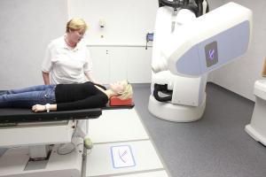 Radiologieassistentin Katja Heinze im Patientengespräch